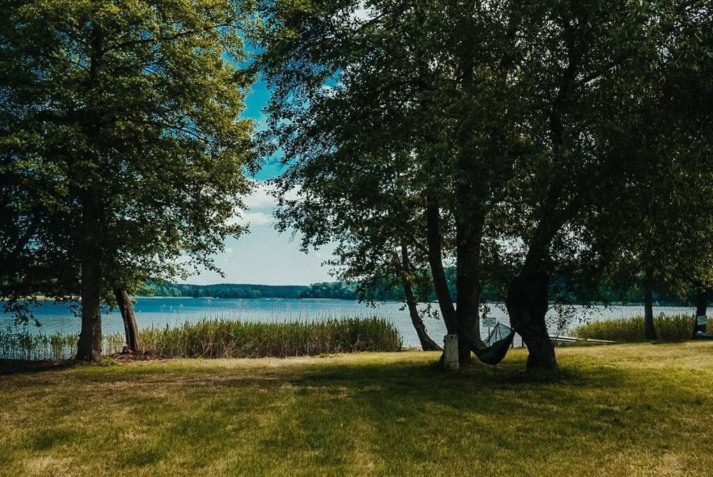 Holzhaus direkt am See Priepert Exterior foto